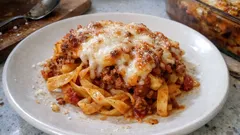 Nudelauflauf mit Hackfleisch: Tagliatelle in Tomaten-Sauce, überbacken mit Mozzarella