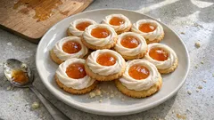 Burgenländer-Plätzchen: mürber Dinkelteig, Baiserkranz und Aprikosenmitte