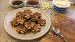 Tiramisu-Sterne backen: knusprige Plätzchen mit Espresso-Kakao und Mascarponecreme