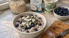 Overnight Oats mit Heidelbeeren und Kokos – abends vorbereitet, morgens herrlich cremig