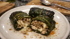 Gefüllte Mangoldblätter aus dem Ofen: Hähnchen-Reis-Röllchen mit cremiger Füllung