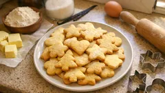 Mürbeteigplätzchen wie aus der Keksdose – mit kalter Butter werden sie besonders zart