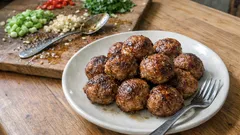 Saftige Hackfleischbällchen aus der Pfanne – mit Frühlingszwiebeln und Chili