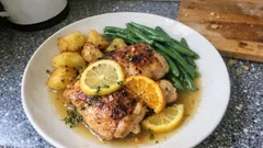 Zitronenhähnchen aus dem Ofen: saftige Oberkeulen mit Kartoffeln und grünen Bohnen