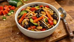 China-Gemüse süß-sauer aus dem Wok – bunt, knackig und schnell gemacht