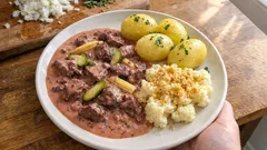 Rinderfiletspitzen-Ragout in Rotweinsauce – zart in Minuten, mit Kartoffeln & Blumenkohl