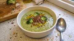 Cremige Brokkolisuppe mit Leinsamen – schnell, mild und mit nussigem Finish