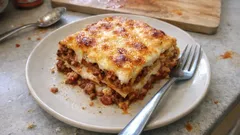 Lasagne mit Hackfleisch und Béchamel – gelingsicher geschichtet, schön goldbraun überbacken