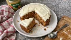 Saftiger Karottenkuchen mit Frischkäseglasur – mit Honig und Apfelmus gebacken
