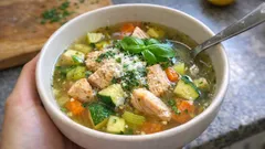 Gemüsesuppe mit Pute: leicht, aromatisch und in 25 Minuten auf dem Tisch