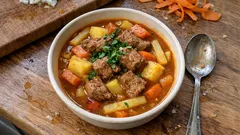 Zartes Kalbsgulasch mit Kohlrabi und Möhren – ein unkompliziertes Schmorgericht aus einem Topf