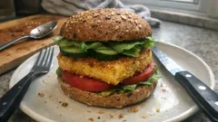 Tofu-Polenta-Burger: So wird das vegane Patty außen knusprig und innen saftig