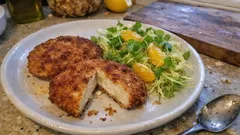 Knusprige Sellerieschnitzel mit Nuss-Panade – dazu Frisée-Orangen-Salat