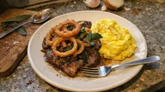 Kalbsleber zartrosa braten: mit knusprigen Zwiebeln, Salbei und Safran-Kartoffelbrei