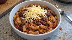 Chili con Carne mit Vollkornnudeln – ein einfaches Feierabendgericht mit Gouda