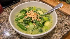 Scharfes grünes Gemüsecurry mit Kokosmilch – in 20 Minuten schön cremig