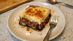 Moussaka wie in Griechenland: saftiger Auberginen-Auflauf mit cremiger Béchamel