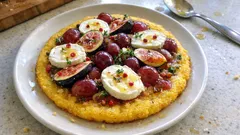 Polenta-Pizza mit Ziegenkäse, Feigen und Trauben – glutenarm und herrlich aromatisch
