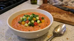 Kalte Tomaten-Gemüsesuppe mit Gurken-Topping – schnell gemixt und herrlich sommerlich