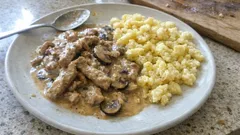 Zürcher Geschnetzeltes mit Champignons – cremig in 30 Minuten, dazu Butter-Spätzle