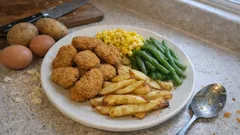 Knusprige Hähnchen-Nuggets mit Vollkornpanade – dazu Ofen-Pommes und Buttergemüse