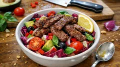 Salat mit Rinderstreifen und Avocado – in 20 Minuten frisch und richtig sättigend