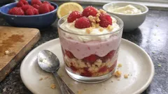 Himbeer-Trifle mit Quark im Glas – cremig, fruchtig und ideal zum Vorbereiten