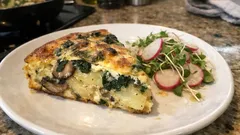 Kartoffel-Frittata aus dem Ofen: mit Pilzen, Spinat und Radieschen-Salat