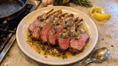 Lammkarree im Ofen: saftig bei 100 °C gegart, mit Rosmarin-Knoblauch-Zitronen-Butter