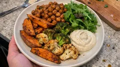 Ofengemüse mit Blumenkohl und Kichererbsen – mit cremigem Soja-Tahini-Dip