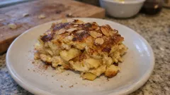 Ofenschlupfer mit Apfel: außen knusprig, innen cremig – so gelingt der Brotauflauf