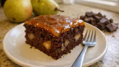 Schoko-Birnen-Blechkuchen: saftig, schokoladig und mit Apfelgelee-Glanz