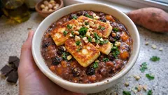 Süßkartoffelragout mit Schokolade & Halloumi – cremig, würzig und ganz unkompliziert