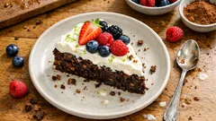 Glutenfreier Schokokuchen mit Beeren – saftig, ohne Mehl und mit Frischkäsecreme