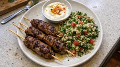 Saftige Lammspießchen mit Taboulé & Orangen-Chili-Joghurt – schnell aus der Pfanne