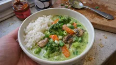 Grünes Curry mit Kokosmilch: cremig, vegan und im Wok in 20 Minuten fertig