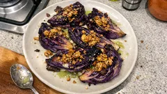 Gebackener Spitzkohl aus dem Ofen: mit Miso-Öl, Limetten-Dressing und Cashew-Sesam-Crunch