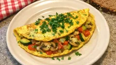 Fluffiges Gemüse-Pilz-Omelett aus der Pfanne – mit Mineralwasser-Trick