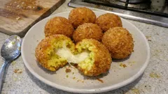 Knusprige Arancini mit Safranreis und Mozzarella-Kern – so gelingen sie zu Hause