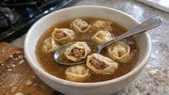 Gefüllte Pasta-Hütchen mit Kalb, Kapern & Sardellen – zart in kräftiger Brühe