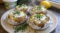 Ofenkartoffeln mit Kräuterquark – so werden sie außen zart und innen locker