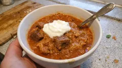 Szegediner Gulasch mit Rind und Sauerkraut – sämig geschmort im Topf