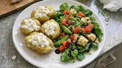 Gedämpfte Kartoffeln mit Hüttenkäse und Feldsalat – ein leichtes Feierabendgericht