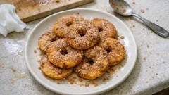 Klassische Apfelküchle aus der Pfanne – außen knusprig, innen saftig