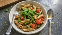 Spargelpasta ohne Sahne: Vollkorn-Penne mit Tomaten und Rucola in 20 Minuten