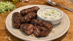 Cevapcici mit selbst gemachtem Tzatziki – saftig aus der Pfanne, ganz unkompliziert