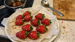 Kandierte Erdbeeren in 10 Minuten – knusprige Zuckerschicht ganz ohne Thermometer