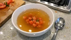 Klare Tomatenconsommé wie im Restaurant – so wird die Brühe wirklich kristallklar