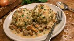 Semmelknödel in Pfifferling-Rahmsoße – so gelingt das Gasthausgefühl zu Hause