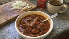 Rindergulasch wie bei Oma: zart geschmort mit viel Zwiebel und Paprika